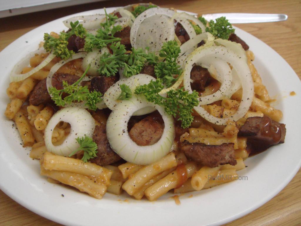 Food with pasta, meat, onions and parsley.