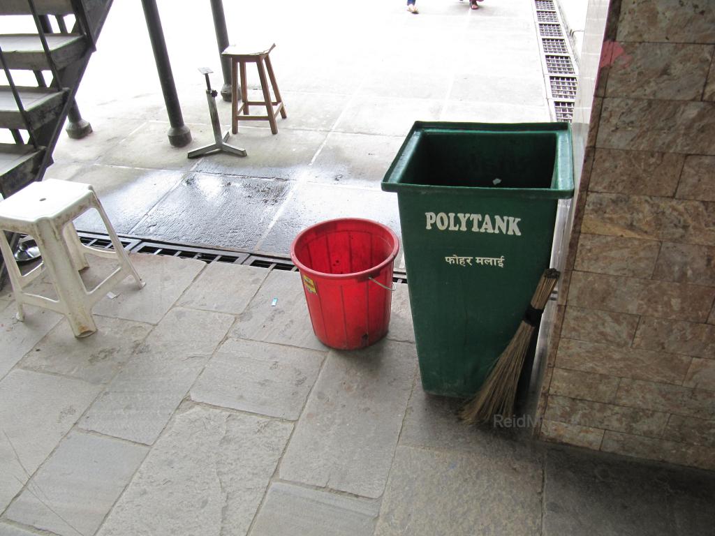 Photo of an empty trash bin